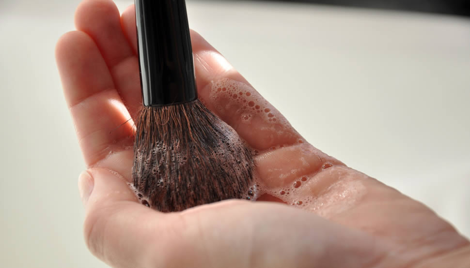 03 - Como limpar os pincéis de maquiagem