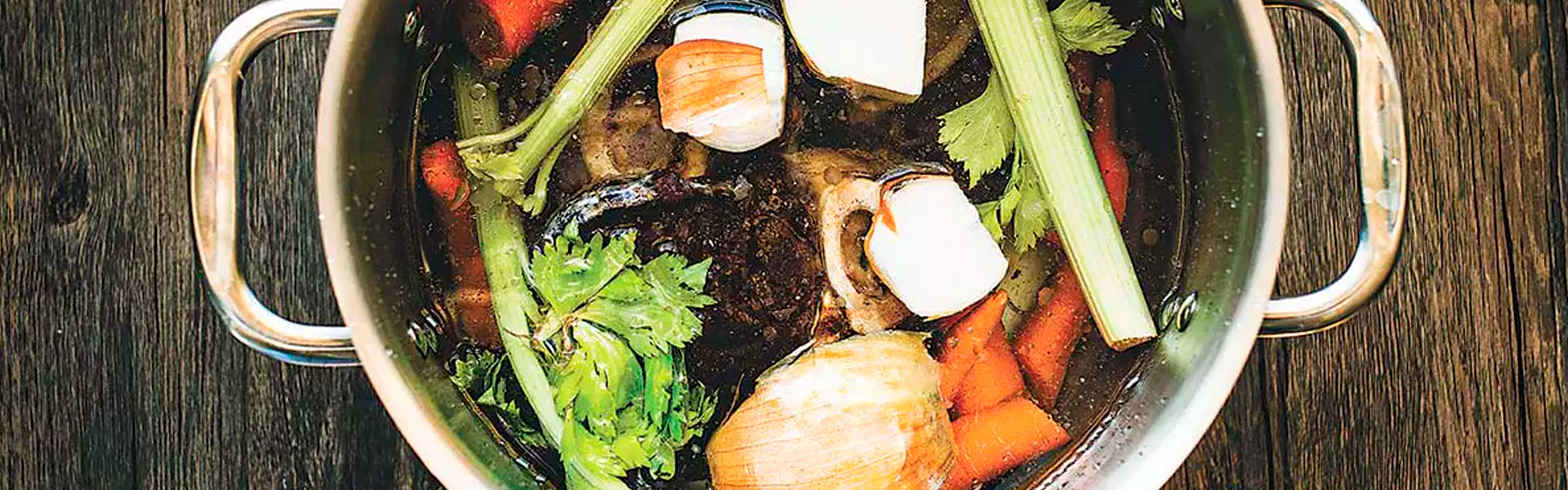 Caldo de legumes com restos de alimentos